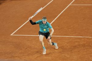 Le tweener fou d&rsquo;Alexander Bublik sur balle de set contre Alex De Minaur à Roland-Garros