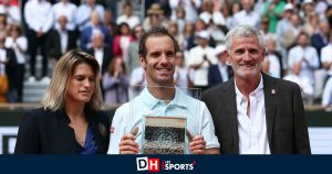 L&rsquo;hommage de Roland-Garros à Richard Gasquet qui vient de disputer le dernier match de sa carrière (VIDÉO)