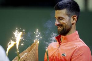 Novak Djokovic fête ses 38 ans en se qualifiant pour les demi-finales à Genève, aux dépens de Matteo Arnaldi