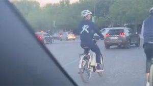 Novak Djokovic tente une virée à vélo devant l&rsquo;Arc de Triomphe… et le regrette: « Je ne recommencerai pas »