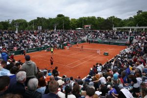 « On se serait cru à un match de foot » : comment Jakub Mensik a éteint le chaudron du court 14 de Roland-Garros contre Alexandre Müller