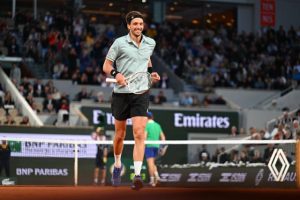 Quand Arthur Rinderknech serre la main d&rsquo;Ousmane Dembélé en plein match après avoir remporté un point à Roland-Garros