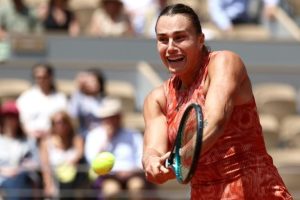 Quand Sabalenka perd sa raquette en plein milieu d’un point contre Gauff