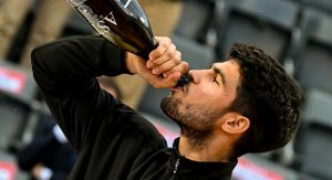 ATP – Queen&rsquo;s > Carlos Alcaraz : « À Ibiza, je ne suis sorti que le premier jour. Les deux autres jours, je me suis couché à minuit. Je vieillis et je n&rsquo;ai pas le corps pour ça. C&rsquo;était plus une déconnexion »