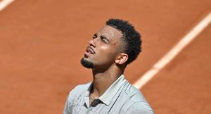 France, Roland Garros > Arthur Fils, après l&rsquo;annonce de son forfait : « Si c&rsquo;était le dernier tournoi de ma carrière, j&rsquo;aurais pris des anti-inflammatoires et j&rsquo;aurais joué, mais j&rsquo;ai encore 10, 15 ans devant moi. Je ne peux pas répéter la même erreur »