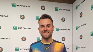 Roland-Garros : « Des ambiances comme ça, on n’en a pas le reste de l’année » Théo Arribagé l’emporte en double devant un « kop toulousain » survolté