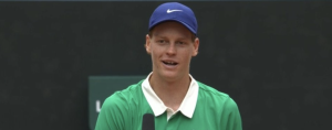 Roland Garros > Jannik Sinner, après avoir écrasé Jiri Lehecka (34e mondial) : « Je ne joue jamais bien quand c&rsquo;est l&rsquo;anniversaire de mon entraîneur, Simone. Heureusement, c&rsquo;était hier »
