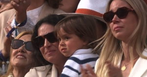 Roland Garros > La maman, la soeur et la femme de Nadal en larmes pendant l&rsquo;hommage à Rafa