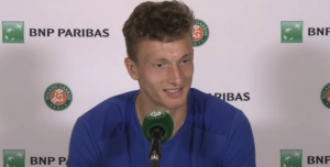 Roland Garros > Lehecka, après sa défaite contre Sinner : « Je viens de me faire botter le cul. Même son entraîneur est venu me voir après le match pour me dire que Jannik avait très, très bien joué »