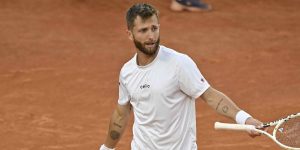 Roland Garros > Moutet au public avant d&rsquo;affronter Djokovic au deuxième tour : « Mettez-vous d’accord si vous voulez du spectacle ou pas parce que là, je n&rsquo;étais pas trop sûr. Parfois, j’avais l’impression que je vous satisfaisais, et après, vous étiez déçus… »