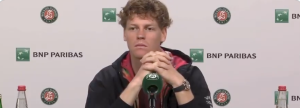 Roland Garros > Un journaliste à Sinner dès le début de sa conférence de presse : « Je me demandais ce que vous faisiez à Copenhague cette semaine et qui était cette fille… »