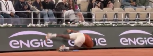 Roland Garros, Vidéos > Énorme frayeur pour Gaël Monfils, victime d&rsquo;une chute impressionnante dès le premier jeu du match