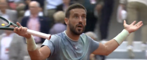 Roland Garros, Vidéos > La drôle de victoire de Dzumhur contre Mpetshi Perricard : « Je ne savais même pas que je servais pour le match. C&rsquo;était peut-être mieux comme ça… »