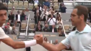 Roland Garros, Vidéos > La poignée de main expéditive offerte par Atmane à Gasquet