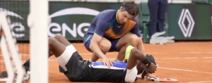 Roland Garros, Vidéos > L&rsquo;accolade absolument magnifique entre le Français Mathys Erhard et le 97e mondial, Alexander Shevchenko