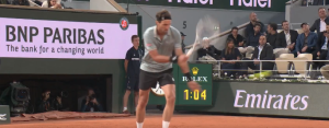 Roland Garros, Vidéos > Le service à la cuillère totalement lunaire de Rinderknech face à Sinner