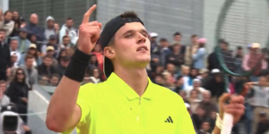 Roland Garros, Vidéos > Mensik se prend pour Djokovic et chambre sévèrement le public français