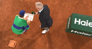 Roland Garros, Vidéos > Sinner sur la nouvelle plaque en l&rsquo;honneur de Nadal : « C&rsquo;est le moins que ce court puisse faire, vous savez, laisser sa marque ici, après avoir remporté ce trophée à 14 reprises »