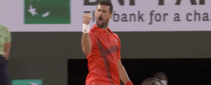Roland Garros, Vidéos > Tsonga sur Djokovic, qui mène 2 sets 0 contre Misolic : « Je n&rsquo;ai pas bien compris le fait qu&rsquo;il réagisse autant sur la balle de set. Peut-être qu&rsquo;il voulait montrer à son adversaire que ça allait être compliqué de le battre »