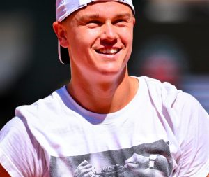 Rune rend hommage à Rafael Nadal dès son arrivée à Roland-Garros
