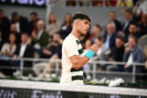 Sans toujours briller, Carlos Alcaraz domine Fabian Marozsan et rejoint le troisième tour à Roland-Garros