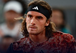 Stefanos Tsitsipas s&rsquo;incline face au 167e mondial à Roland-Garros