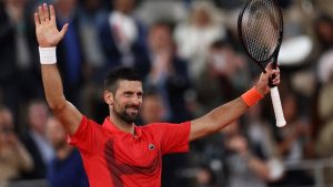 VIDÉO. Roland-Garros : « Regardez sur qui je tombe ! » L’incroyable séquence de Djokovic à vélo place de l’Étoile, à la veille de son match contre Moutet