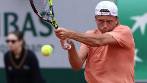 VIDEO. Roland-Garros : ambiance électrique sur le court 14, Jakub Mensik chambre le public français et s’impose face à Alexandre Müller