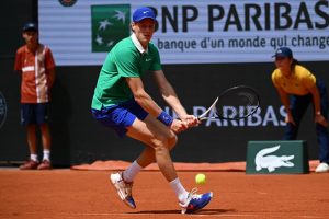 Vainqueur de Richard Gasquet en trois sets à Roland-Garros, Jannik Sinner est-il blessé à la hanche ?