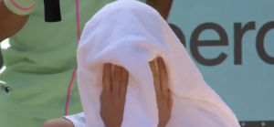 Vidéos, WTA – Madrid > Casper Ruud réconforte Iga Swiatek, en larmes dans sa serviette : « Garde la tête haute. Ce n&rsquo;était pas ton jour aujourd&rsquo;hui, mais tu inspires tellement de monde et tu reviendras plus forte que jamais »