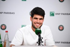 un Carlos Alcaraz tout sourire prêt pour la défense de son titre à Roland-Garros