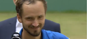 ATP – Halle > Medvedev à Bublik, qui l&rsquo;a battu en finale : « S&rsquo;il te plaît, sois du côté d&rsquo;Alcaraz ou de Sinner à Wimbledon comme ça on aura peut-être une surprise au troisième ou au quatrième tour ! »