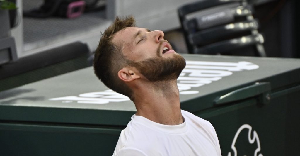 Roland Garros > Corentin Moutet, éliminé d’entrée : « J’ai joué deux mois en fin d’année dernière avec une fracture de la main, ce que je n’aurais pas dû faire. J’ai sacrifié mon corps pour pouvoir jouer cette Coupe Davis, et je le paie aujourd’hui »