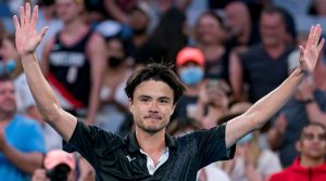 ATP – WTA > Taro Daniel : « Je pense que la solution serait que chaque joueur, jusqu&rsquo;au 300e ou 400e rang du classement, reçoive un salaire de 100 000 dollars, financé par les Grands Chelems et l&rsquo;ATP ou la WTA »