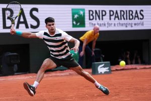 Alcaraz dispose de Shelton et avance vers les quarts