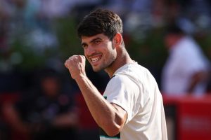 Alcaraz enchaîne une 17e victoire consécutive pour rejoindre Lehecka en finale du Queen’s
