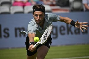 Arthur Rinderknech bat Reilly Opelka et rejoint Carlos Alcaraz en quarts de finale du Queen&rsquo;s