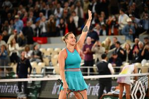 Aryna Sabalenka fait chuter Iga Swiatek, triple tenante du titre à Roland-Garros, et se qualifie pour la finale