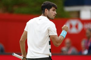 Carlos Alcaraz bat Roberto Bautista Agut et rejoint Jiri Lehecka en finale du Queen&rsquo;s