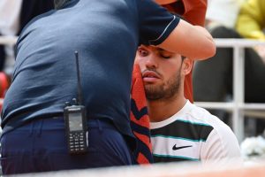 Carlos Alcaraz, la poussière dans l&rsquo;oeil qui le sort de sa finale de Roland-Garros contre Jannik Sinner