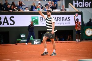 Carlos Alcaraz sauve trois balles de match et renverse Jannik Sinner dans une finale de légende à Roland-Garros