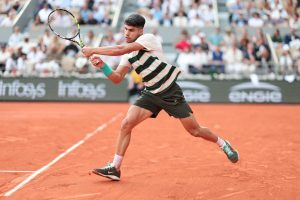 Carlos Alcaraz se défait de Ben Shelton en quatre sets et se qualifie pour les quarts de finale de Roland-Garros