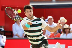 Carlos Alcaraz s&rsquo;en sort contre Jaume Munar et se qualifie dans la douleur pour les quarts de finale du Queen&rsquo;s