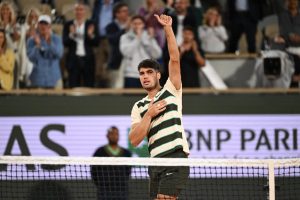 Carlos Alcaraz terrasse Tommy Paul et rejoint Lorenzo Musetti en demi-finales à Roland-Garros