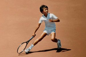 « C&rsquo;est l&rsquo;un des coups historiques du tennis » : quand Michael Chang tentait le service cuillère en plein Roland-Garros