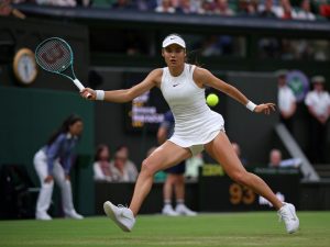 « C’est un peu ennuyeux, car cela a entravé ma préparation sur gazon », Raducanu évoque son retour au Queen&rsquo;s