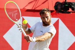 Corentin Moutet sorti par Jacob Fearnley en huitièmes de finale au Queen&rsquo;s