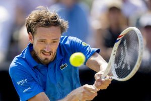 Daniil Medvedev se défait d&rsquo;Alexander Zverev et se qualifie pour sa première finale depuis 15 mois à l&rsquo;ATP 500 de Halle