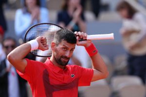 Djokovic remporte son 100e match à Roland-Garros et rejoint Zverev en quart de finale