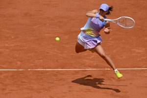Iga Swiatek domine Elina Svitolina et rejoint Aryna Sabalenka en demi-finales de Roland-Garros